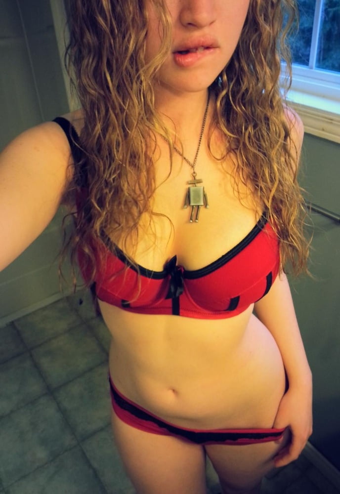 Sexy Selfie - Mein junger Traumkörper in roten Dessous