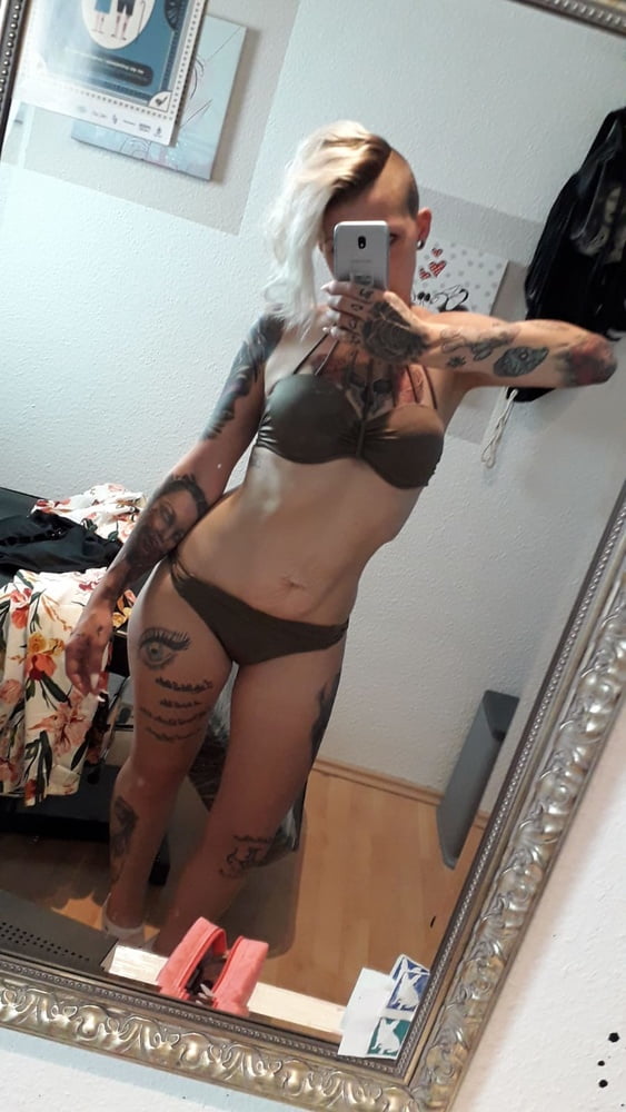 Sexy Tattoo Selfie vor dem Spiegel