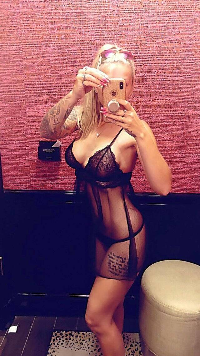 Sexy Tattoo Girl im transparenten Negligee
