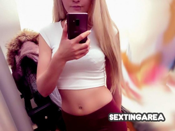 Sexy Selfie - Bin Laura eine süße 18 jährige Blondine ❤️