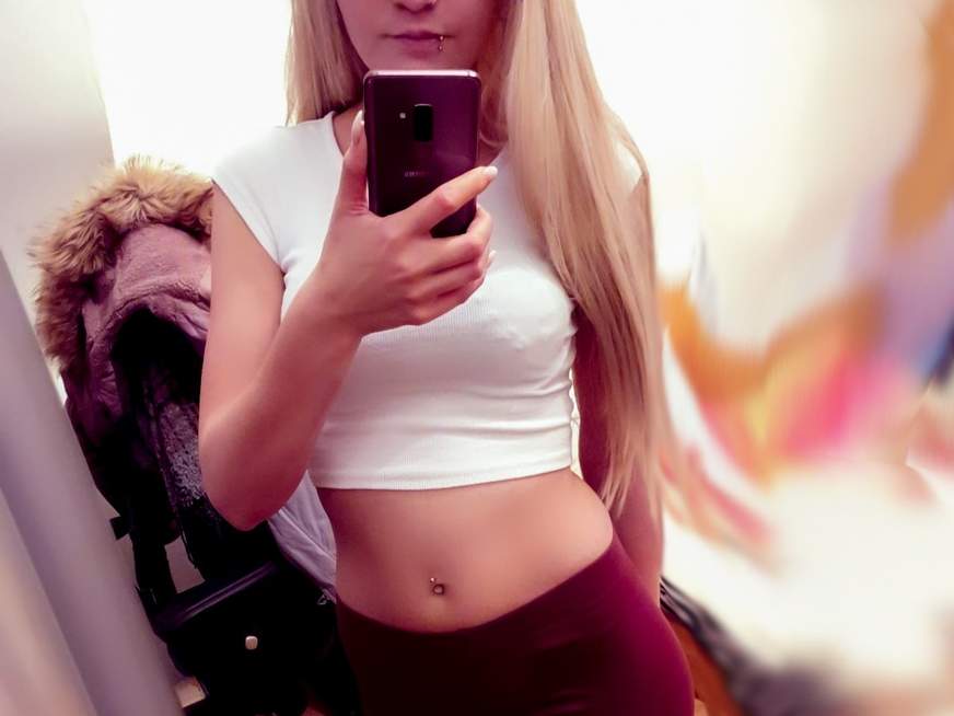 Sexy Selfie - Bin Laura eine süße 18 jährige Blondine ❤️