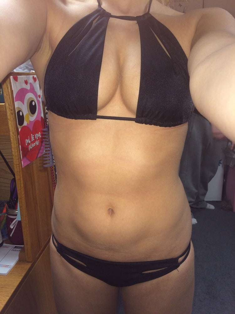 Sexy Selfie im schwarzen Bikini