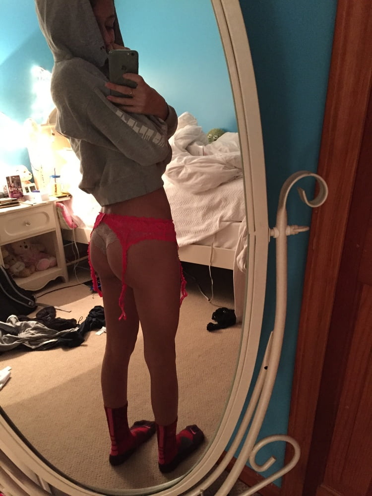 Sexy Selfie in pinken Strapsen